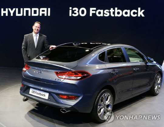 작년 8월 12일(현지시간) 독일 프랑크푸르트 메세에서 개막한 '2017 프랑크푸르트 모터쇼'(IAA)에서 토마스 슈미트 현대자동차 유럽법인 부사장이 현대자동차 i30 패스트백 앞에서 포즈를 취하고 있다   [현대기아차 제공]